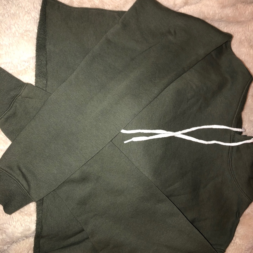 Cropped green sweatshirt w white strings